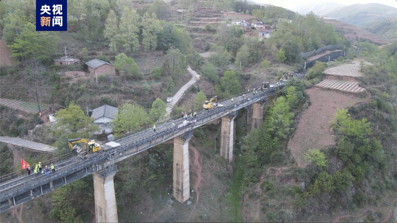 我国西南三大铁路干线襄渝、达成、成昆铁路完工 | 艾自由网 | ifree6.cn